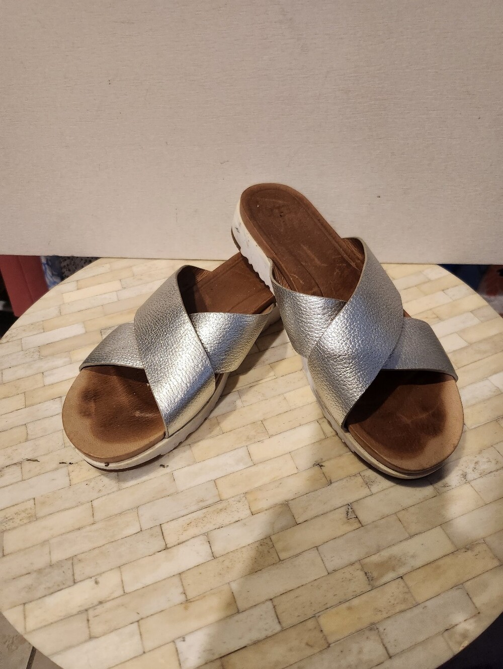 UGG Kari crossover slide sandals size 9